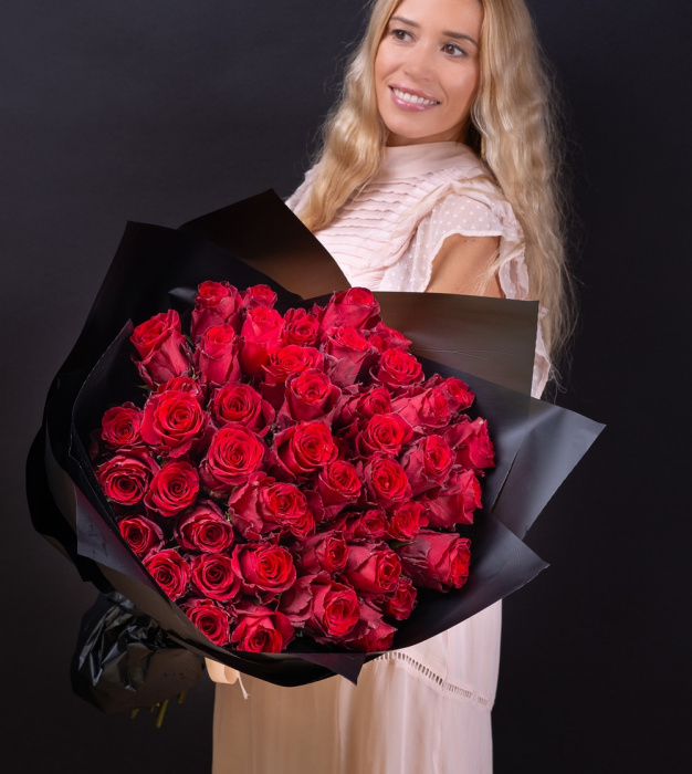 Букет красных роз в стильной упаковке