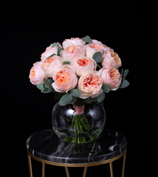 Букет пионовидных роз "Джульетта" с веточками эвкалипта