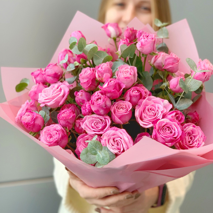 Букет пионовидных роз с эвкалиптом