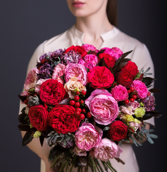 Букет с яркой пионовидной розой, диантусом и ягодами гиперикума