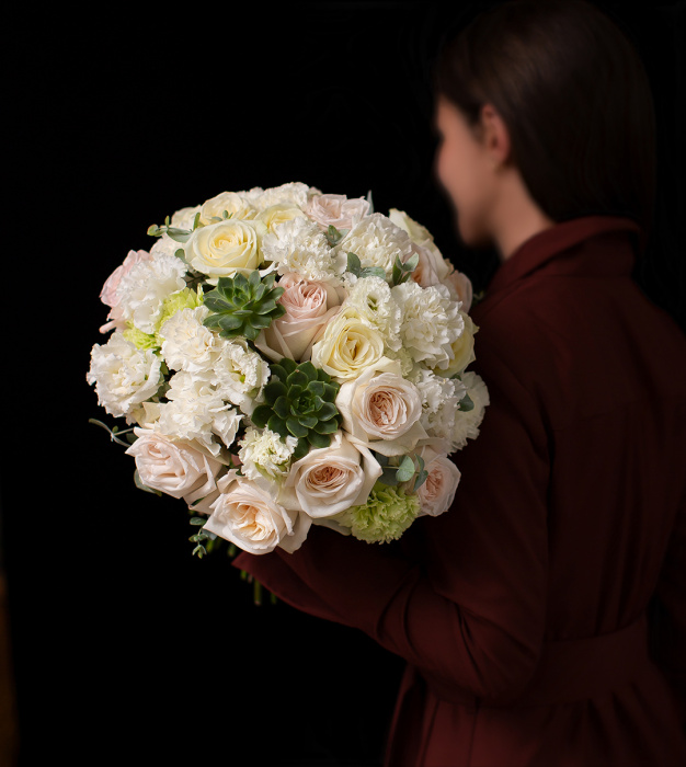 Белоснежный букет с пионовидными розами, лизиантусом, гвоздикой и эхиверией